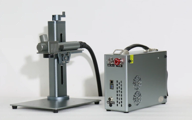 Máquina de marcado láser portátil de 20 W: compacta, asequible y diseñada para un uso sencillo